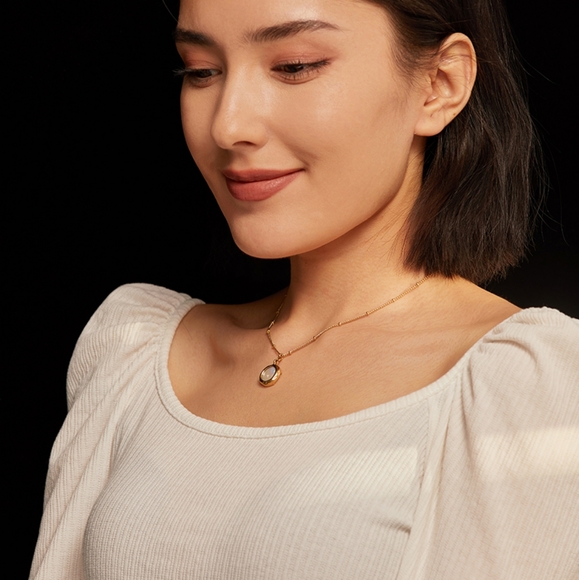 Exquisite Pearl Pendant Necklace - Picture 6 of 6